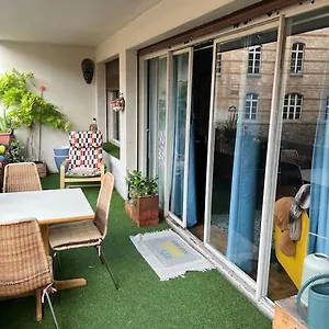Grand Avec Balcon Et Parking Gratuit Sur Place Apartment